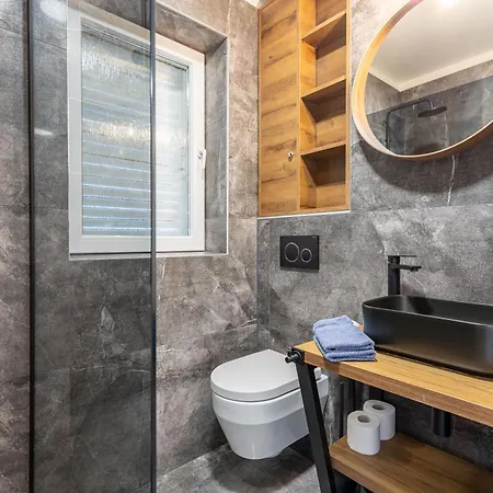 Suva Punta, No 2 Vir